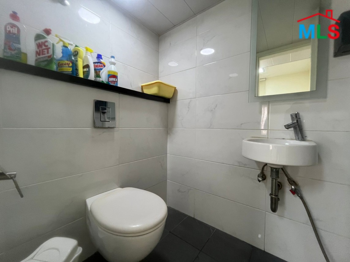 80 SQM Polyclinic For Rent in Achrafieh, Roum