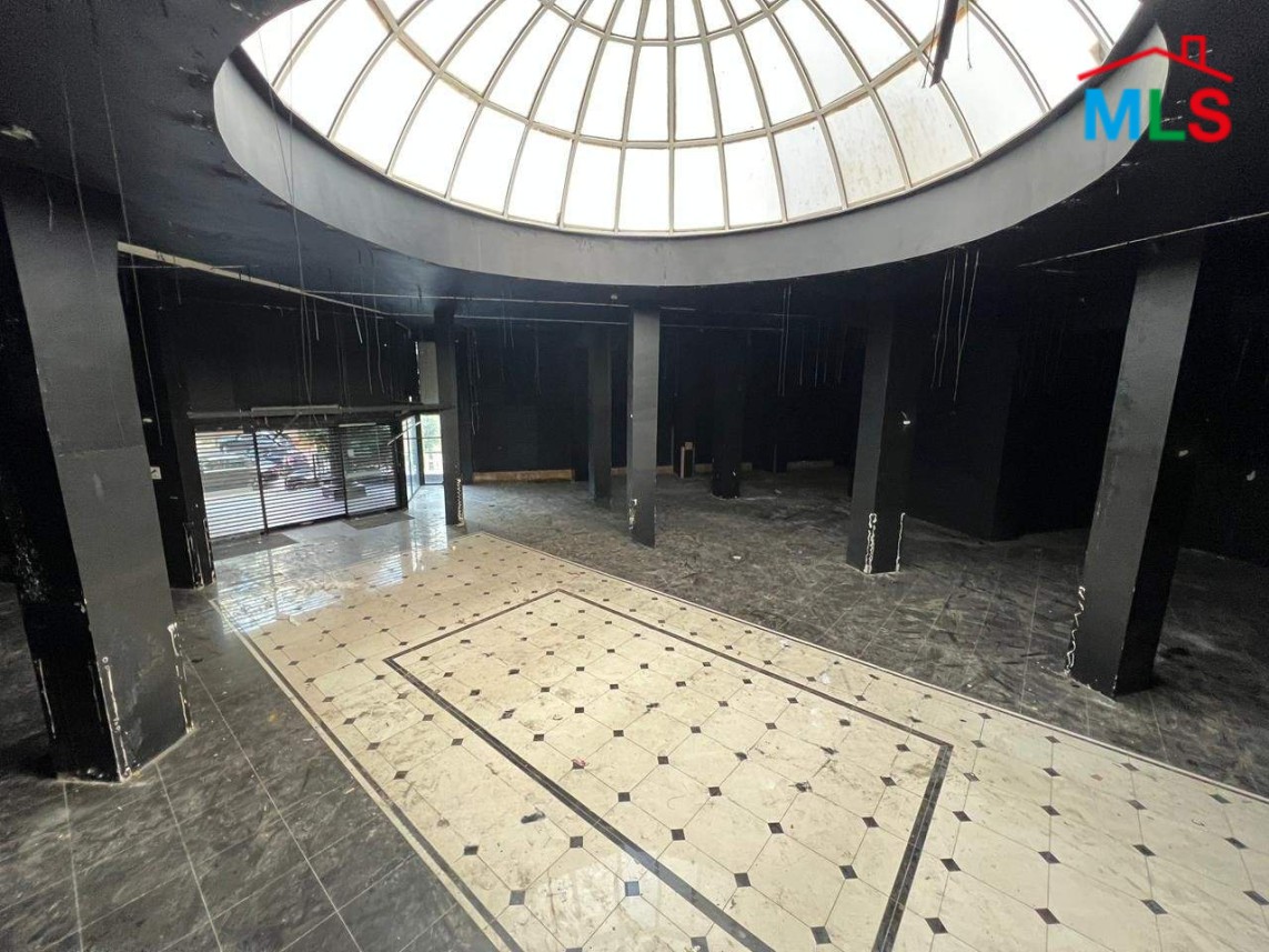 Amazing 900 SQM Shop For Rent in Achrafieh, Alexandre area