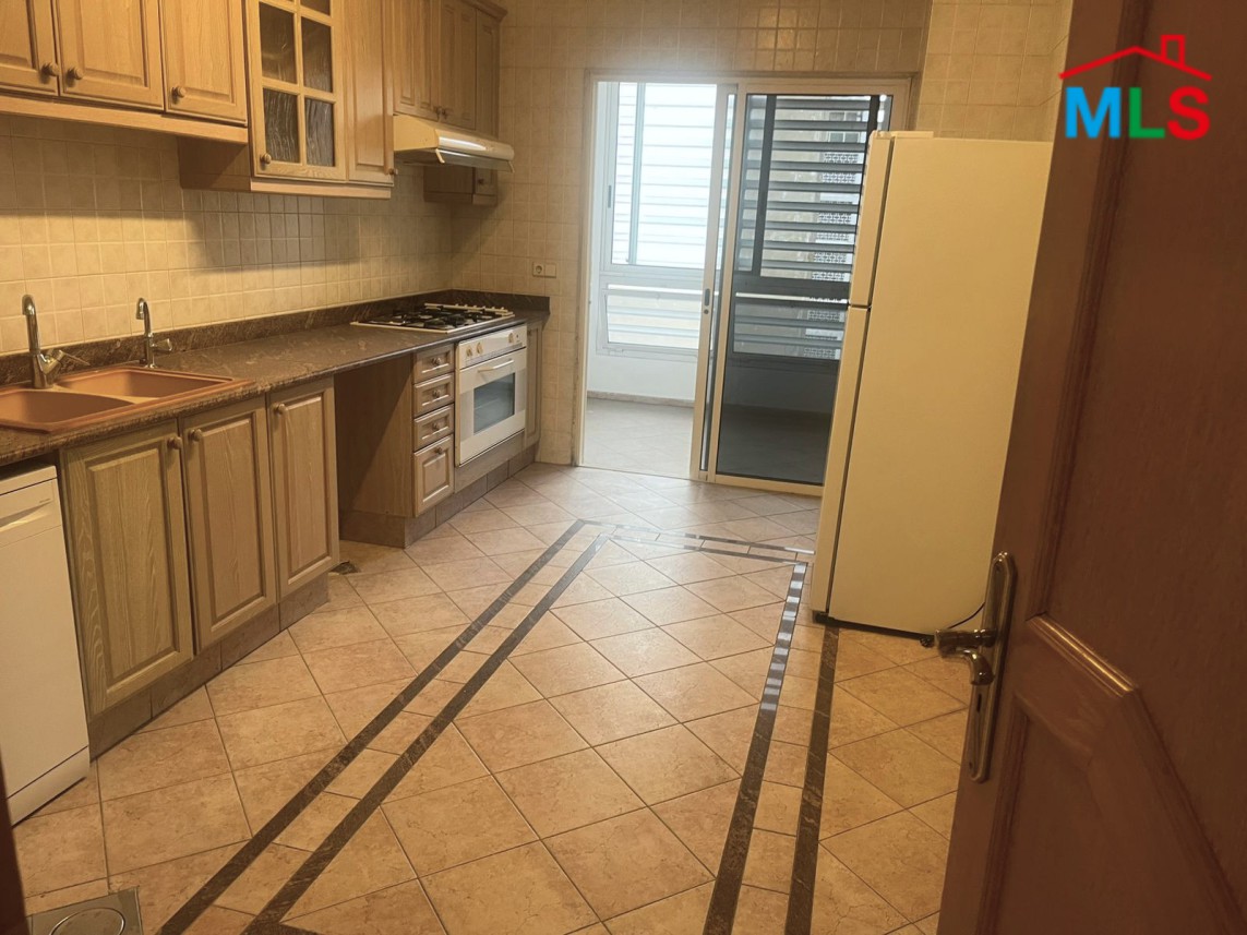 4-Bedroom Apartment For Rent in Hamra, Jeanne D'arc