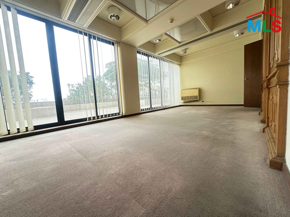 Spacious Office with Terrace For Rent in Prime Location in Dora