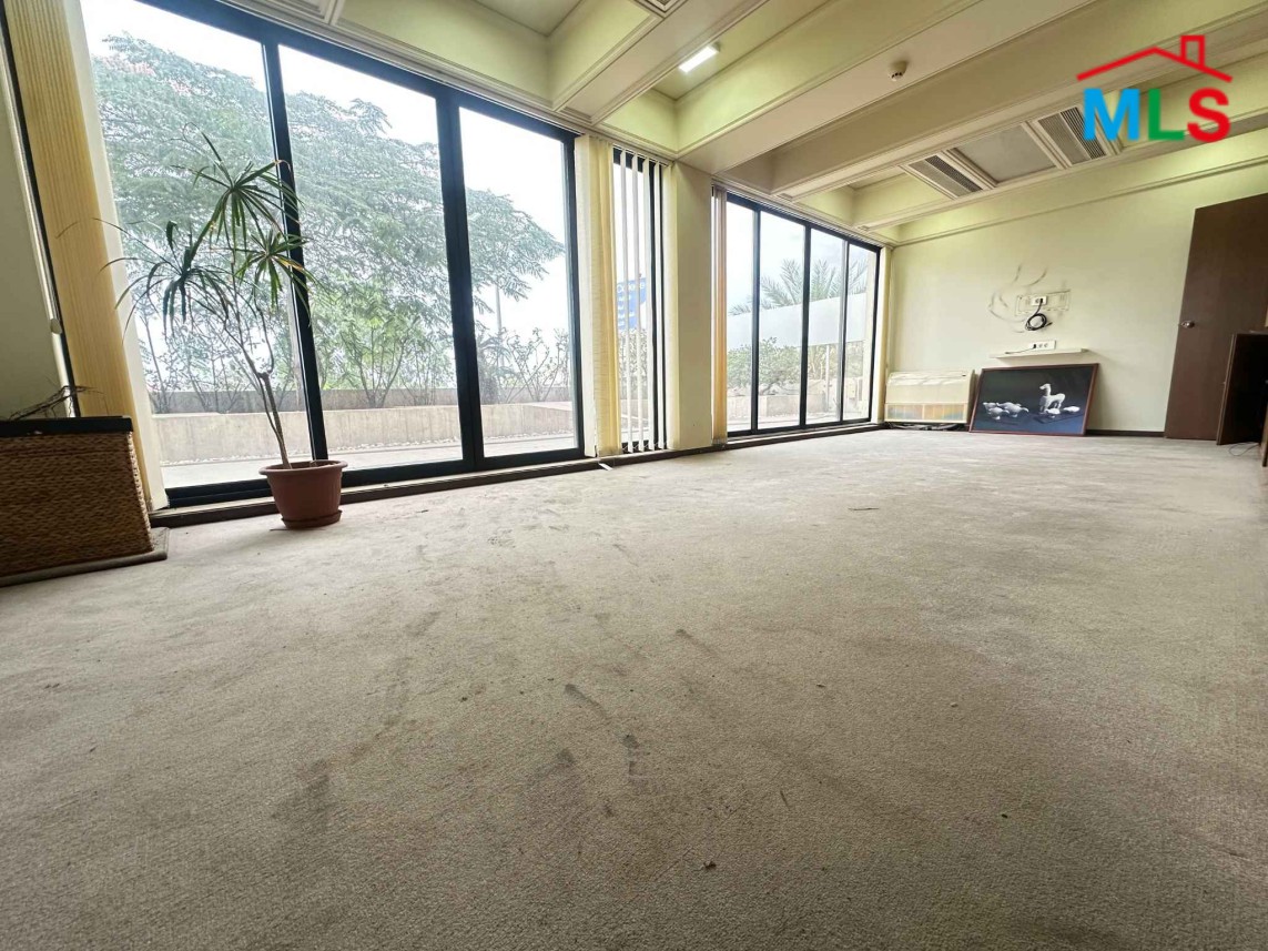 Spacious Office with Terrace For Rent in Prime Location in Dora