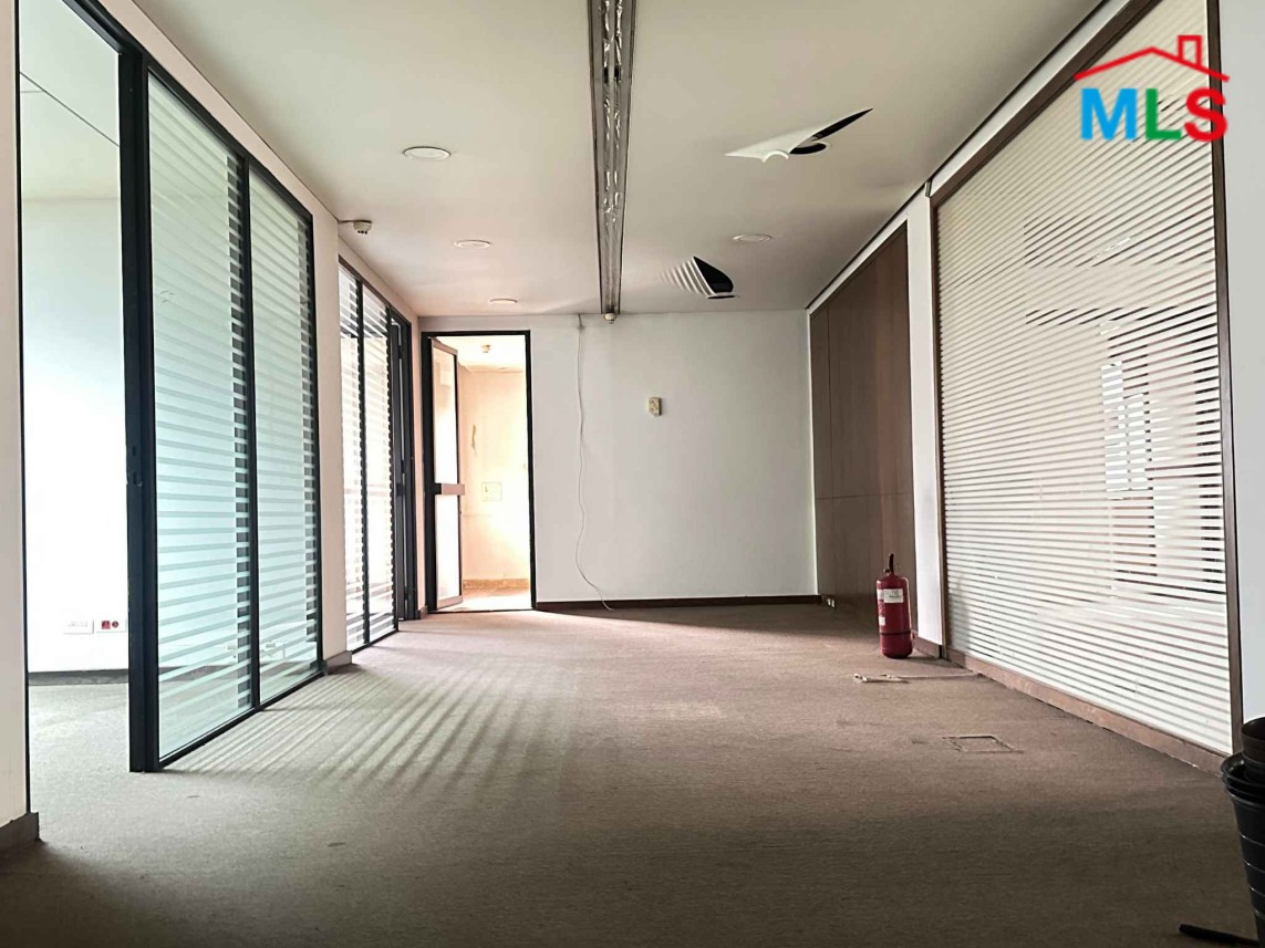 Spacious Office with Terrace For Rent in Prime Location in Dora