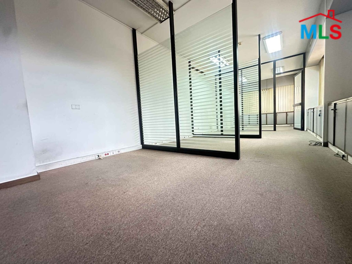 Spacious Office with Terrace For Rent in Prime Location in Dora