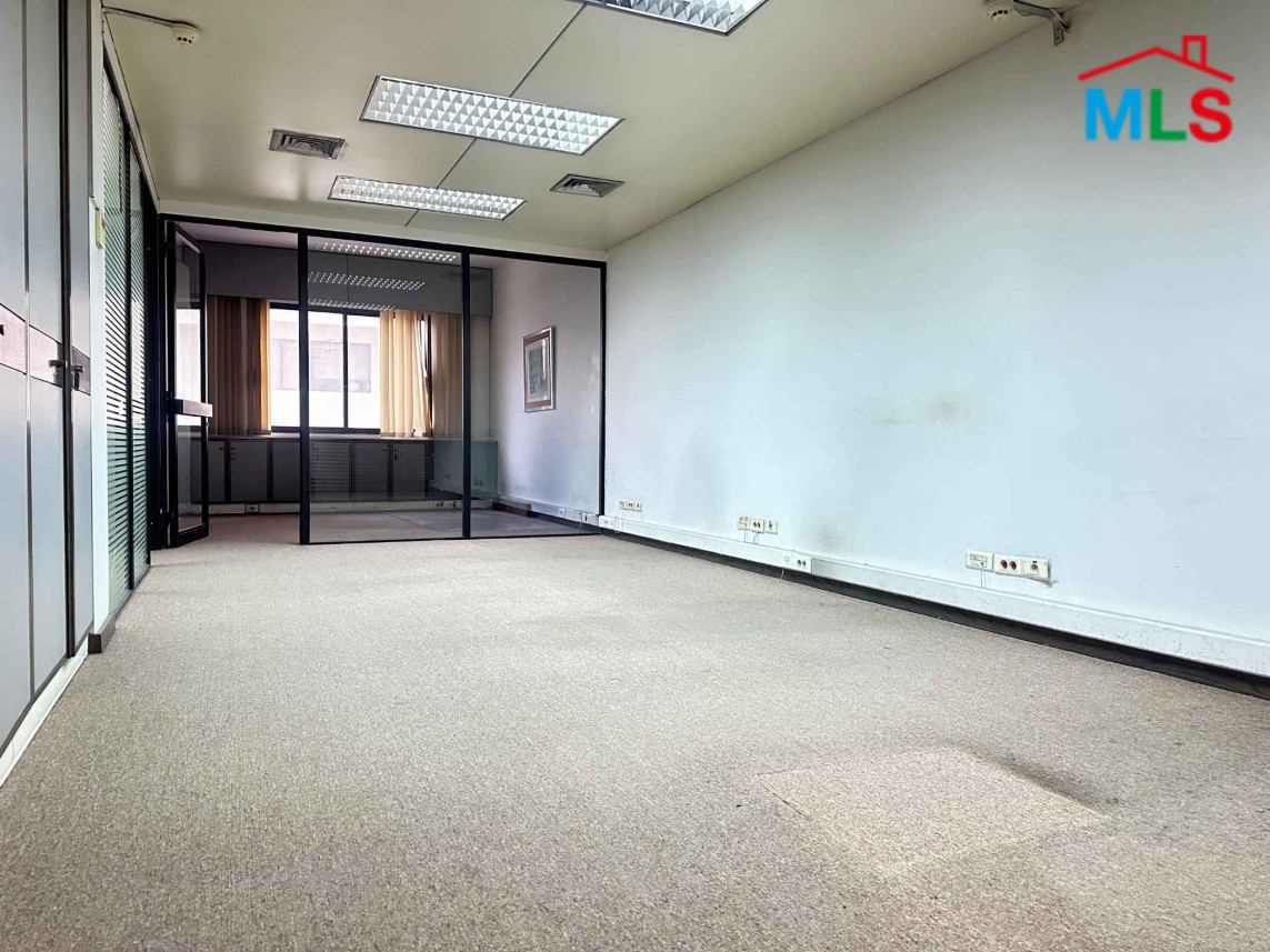Spacious Office with Terrace For Rent in Prime Location in Dora