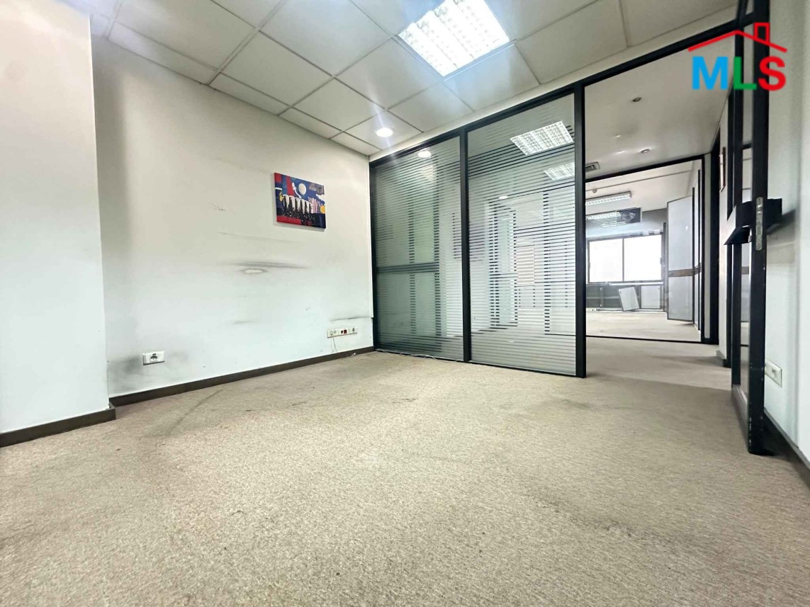 Spacious Office with Terrace For Rent in Prime Location in Dora