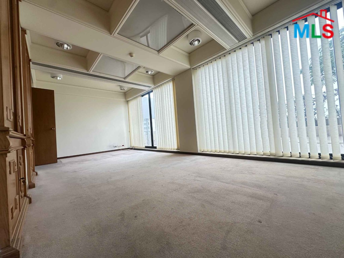 Spacious Office with Terrace For Rent in Prime Location in Dora