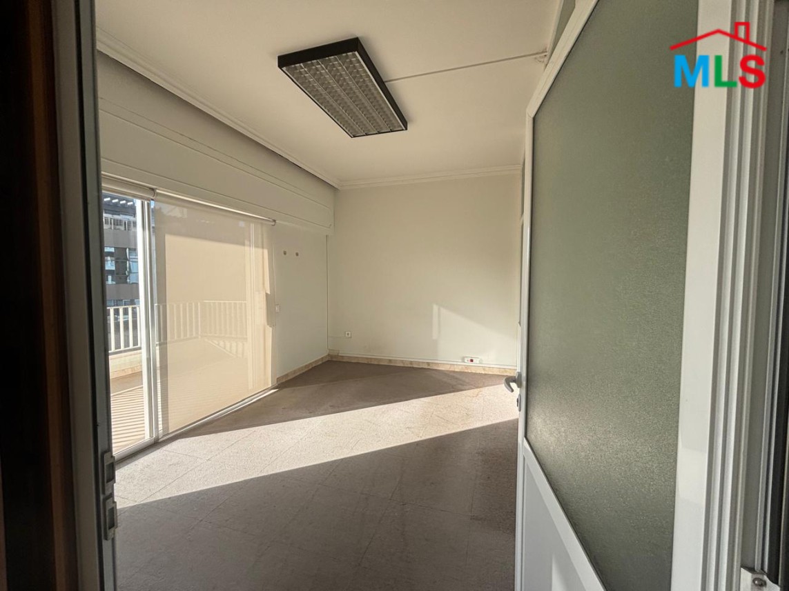 400 SQM Spacious Office For Rent in Badaro