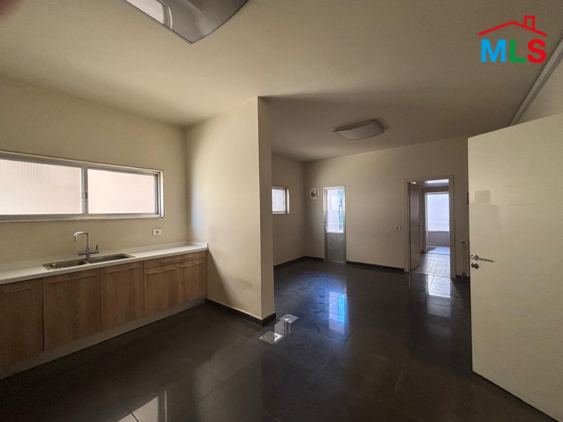 400 SQM Spacious Office For Rent in Badaro