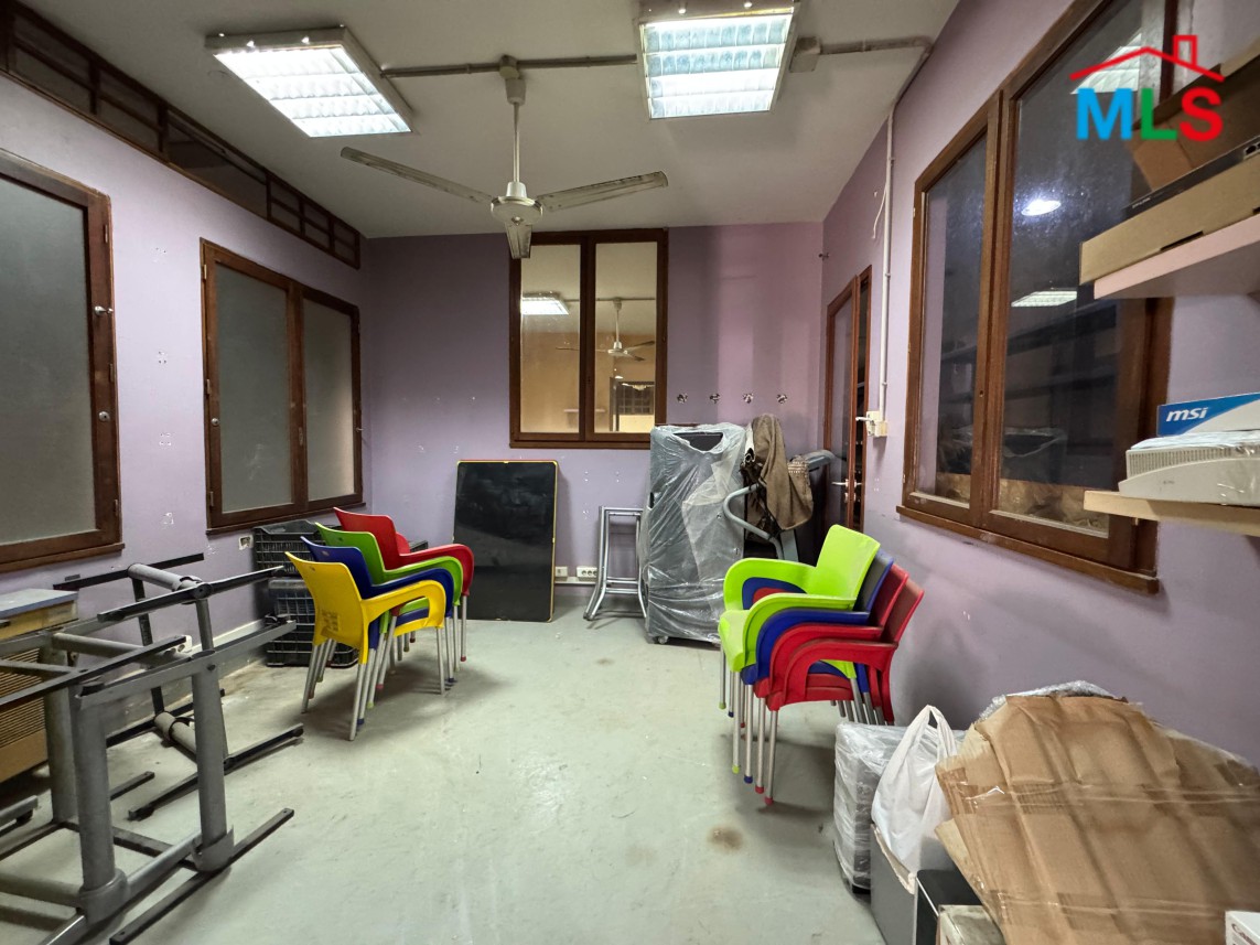 210 SQM Warehouse For Rent in Hazmieh