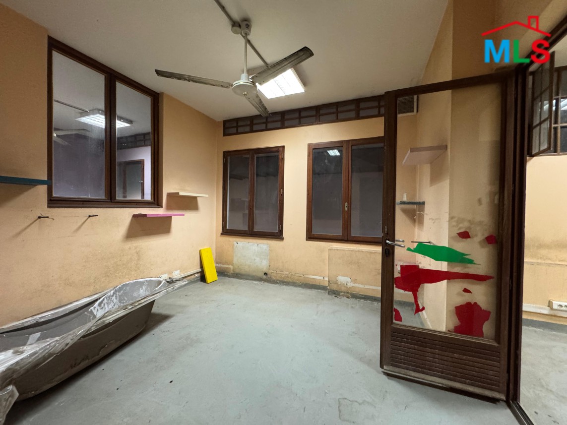 210 SQM Warehouse For Rent in Hazmieh