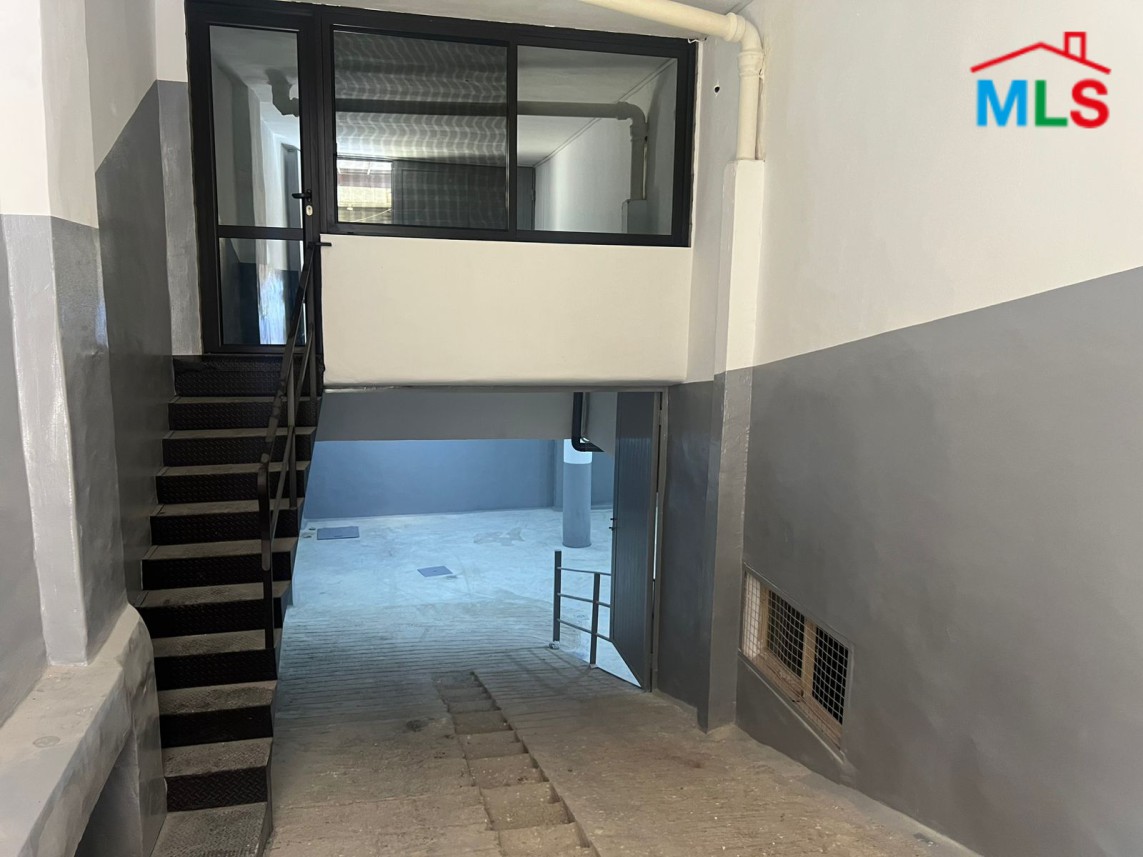 An Open Space Warehouse For Rent in Ain Al Remmane