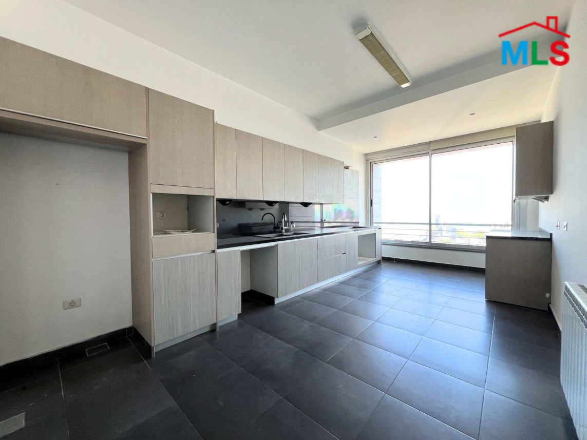 Spacious with Sea & City View Apartment For Rent in Achrafieh, Charles Malek