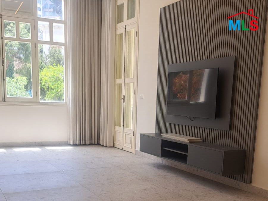Furnished 3-Bedroom Apartment For Rent in Ain Al Mraiseh, Ras Beirut