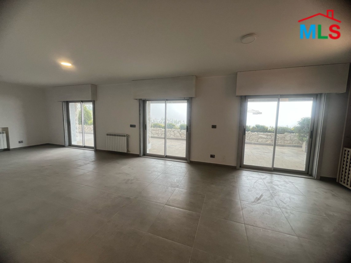 Luxurious Town House For Rent in Fakra Club