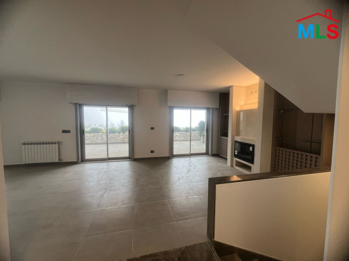 Luxurious Town House For Rent in Fakra Club