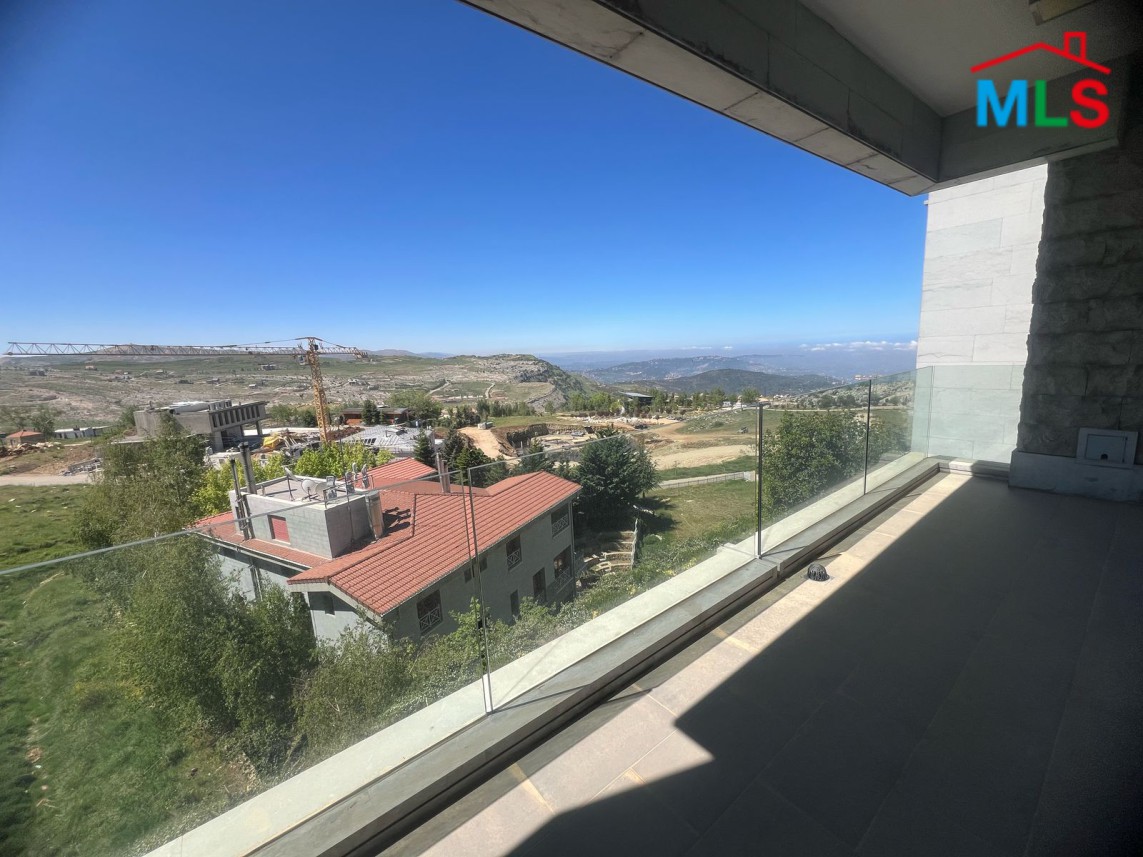 Luxurious Town House For Rent in Fakra Club
