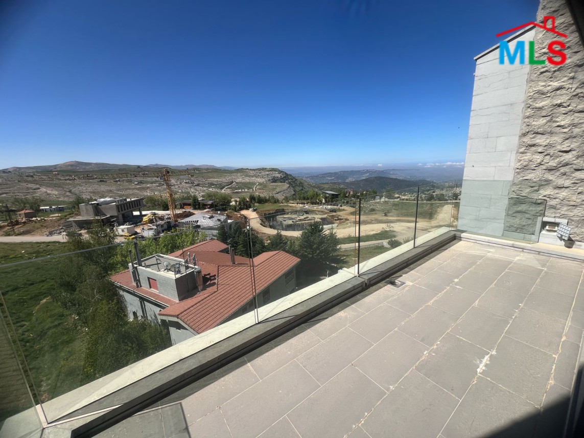 Luxurious Town House For Rent in Fakra Club