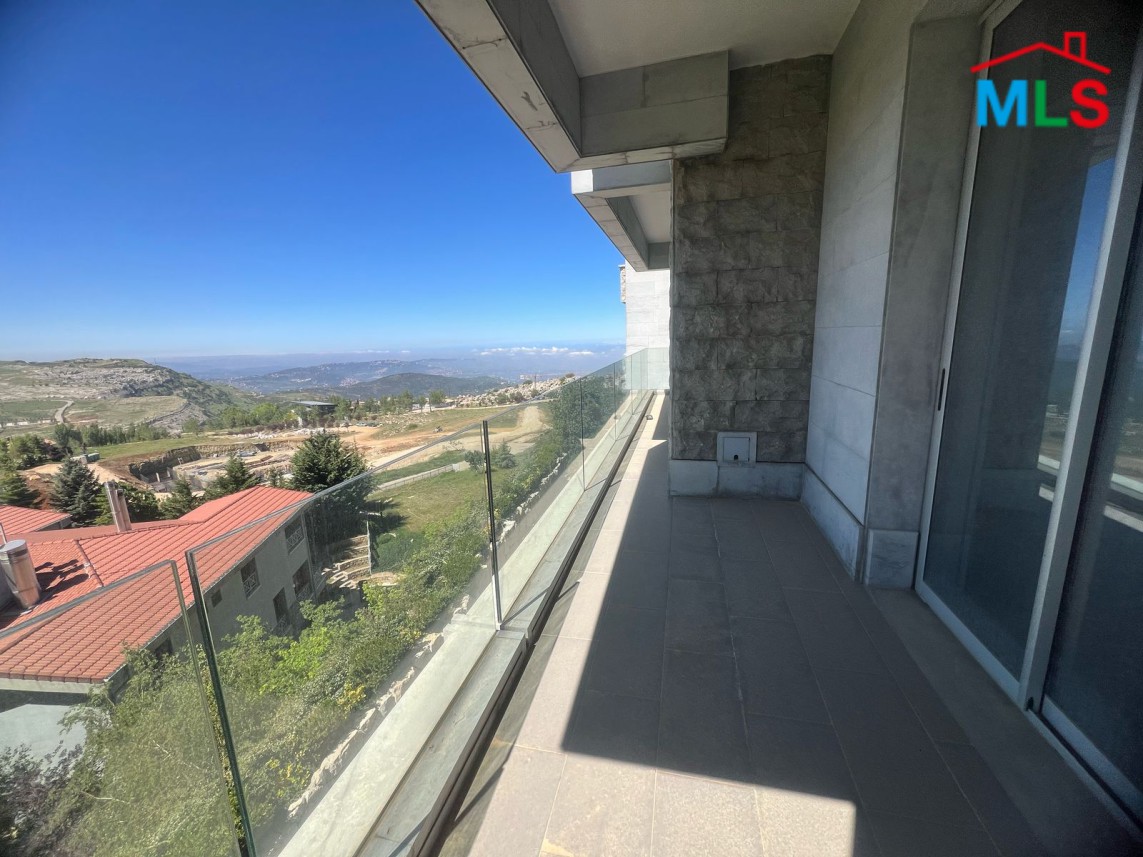 Villa With A Spacious Terrace For Rent in Fakra Club