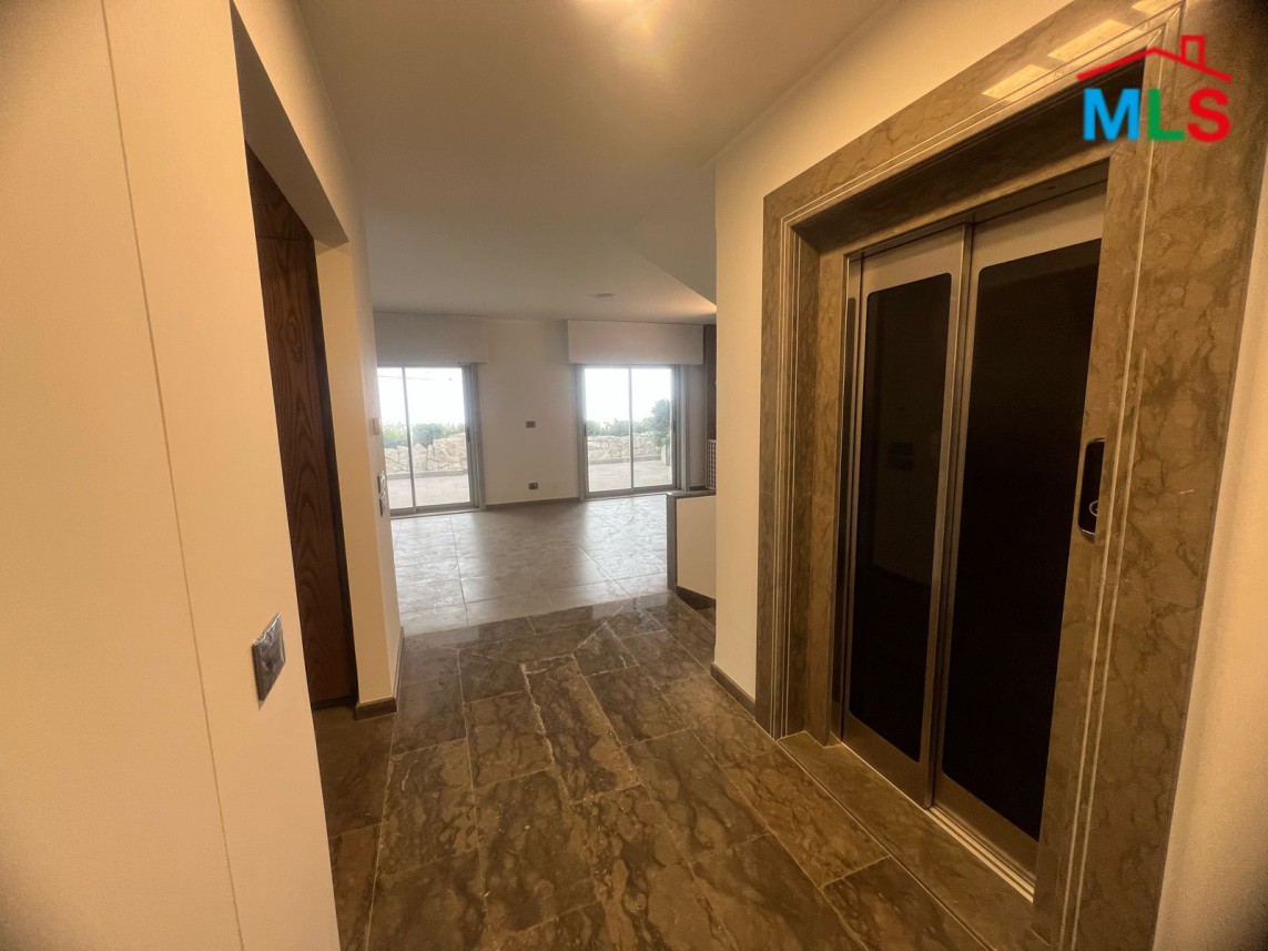 Villa With A Spacious Terrace For Rent in Fakra Club