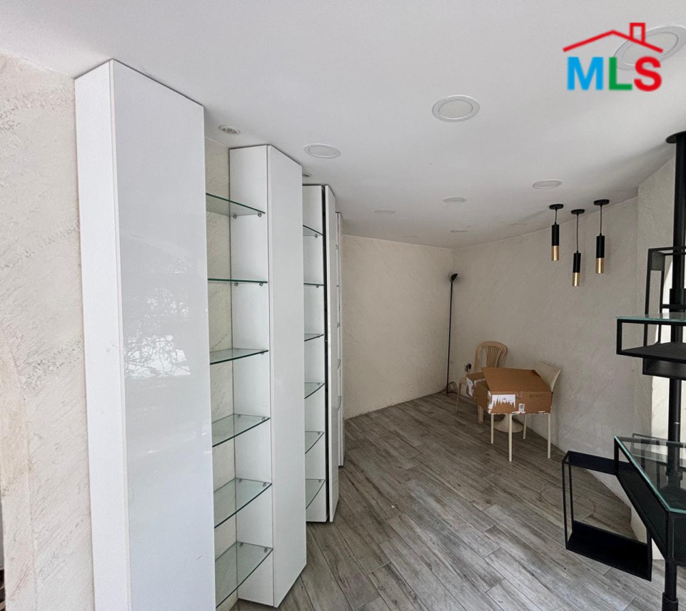 80 SQM Shop For Rent In Badaro