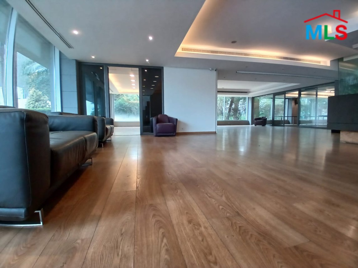 A High-End 500sqm Office for Rent In A Commercial Center In Horsh Tabet