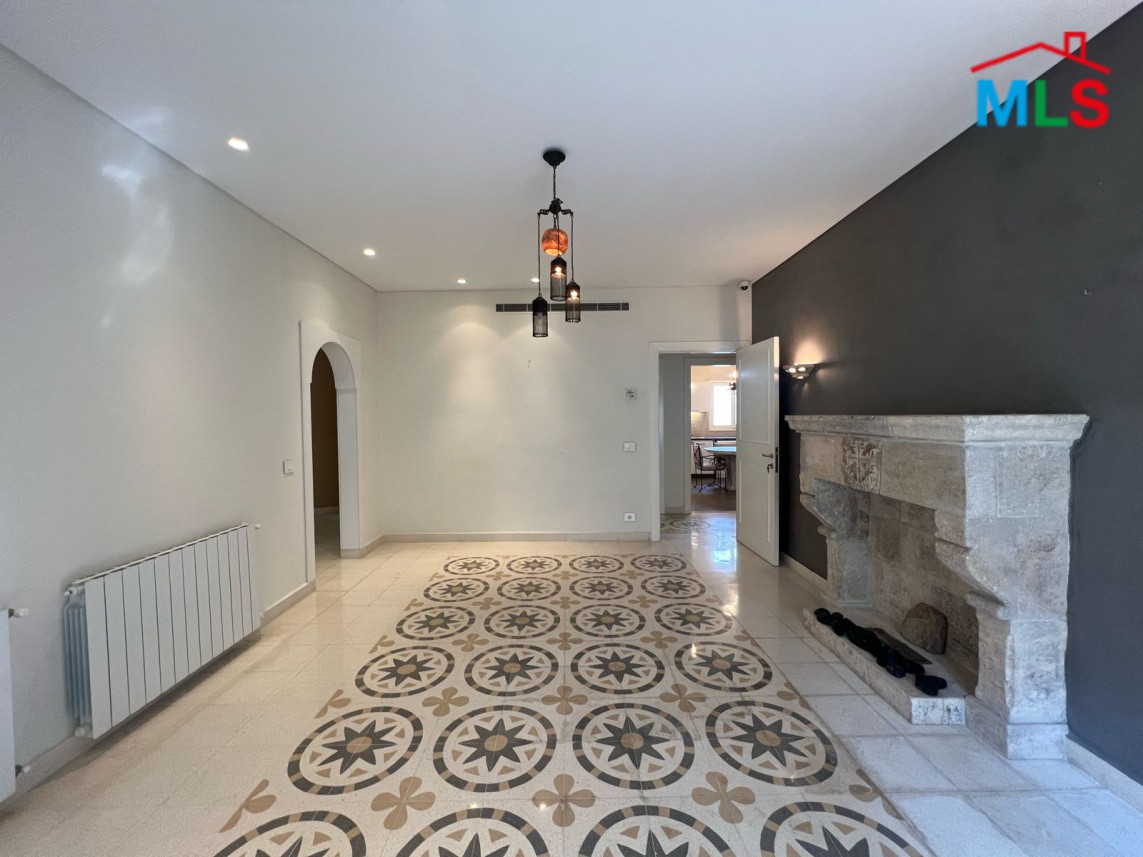 High Ceiling Vintage Apartment for Rent In Achrafieh