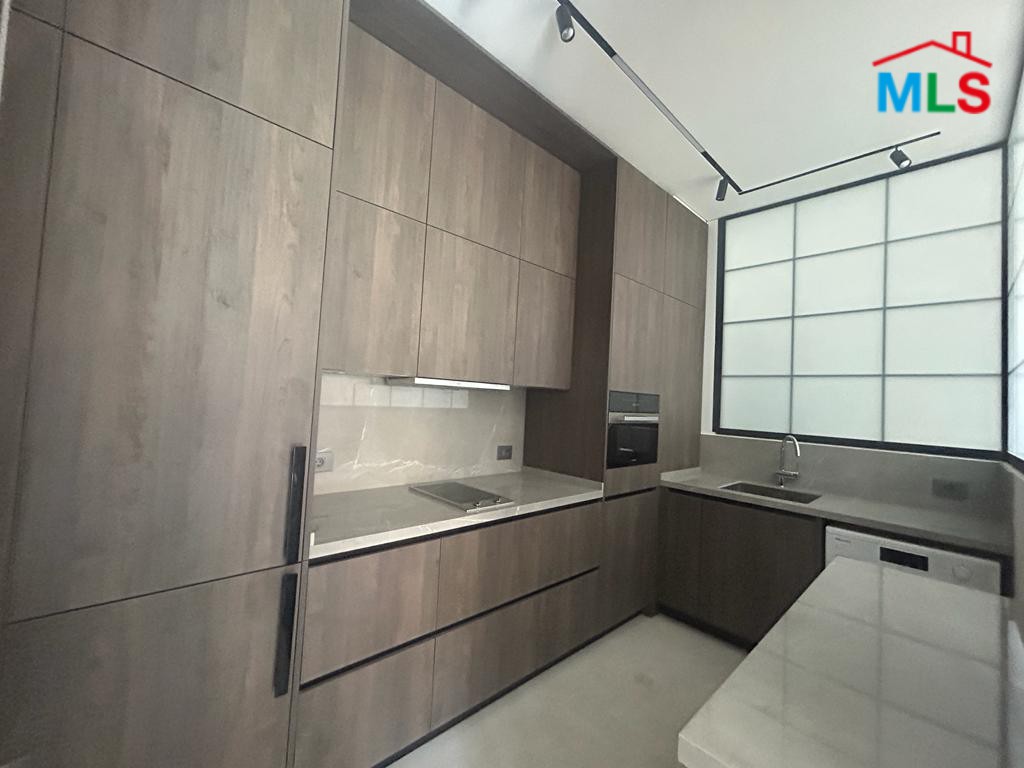Office with Private Suite/Apartment For Rent In Down Town