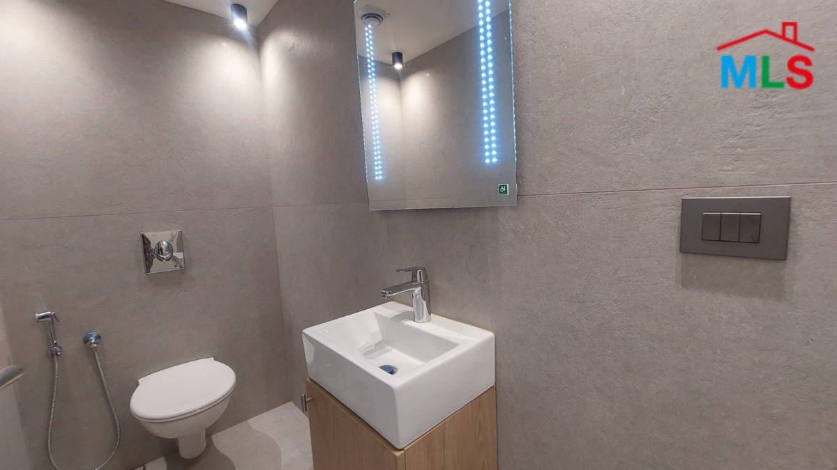 Office with Private Suite/Apartment For Rent In Down Town