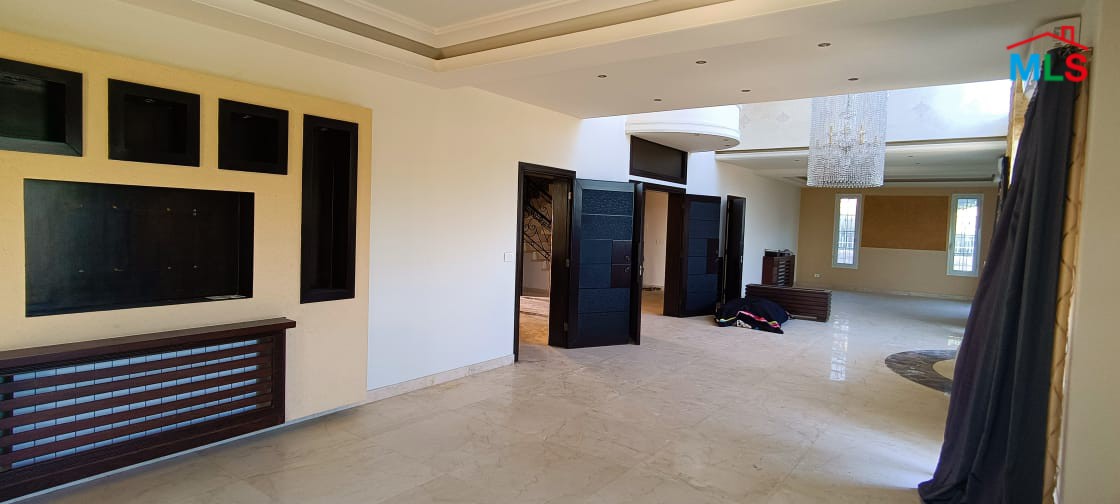 Villa With Garden and Panoramic Sea View for Rent In Fatqa