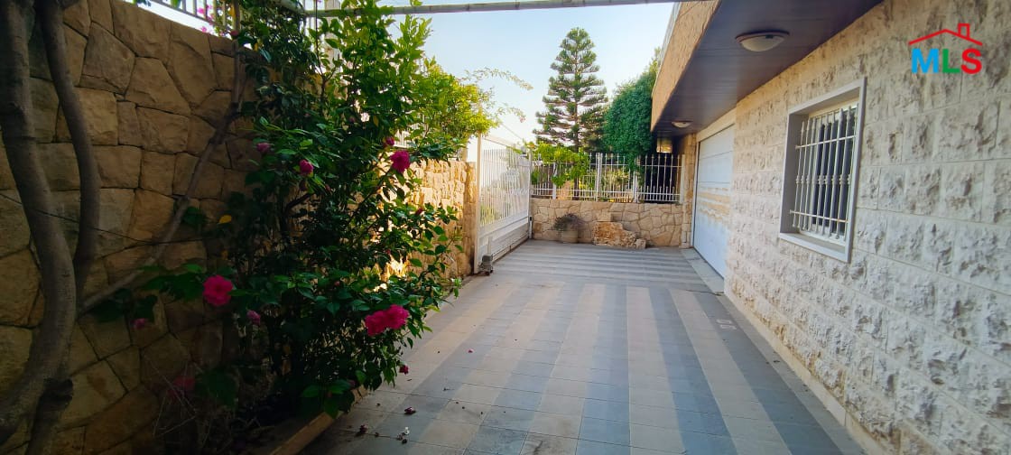 Villa With Garden and Panoramic Sea View for Rent In Fatqa
