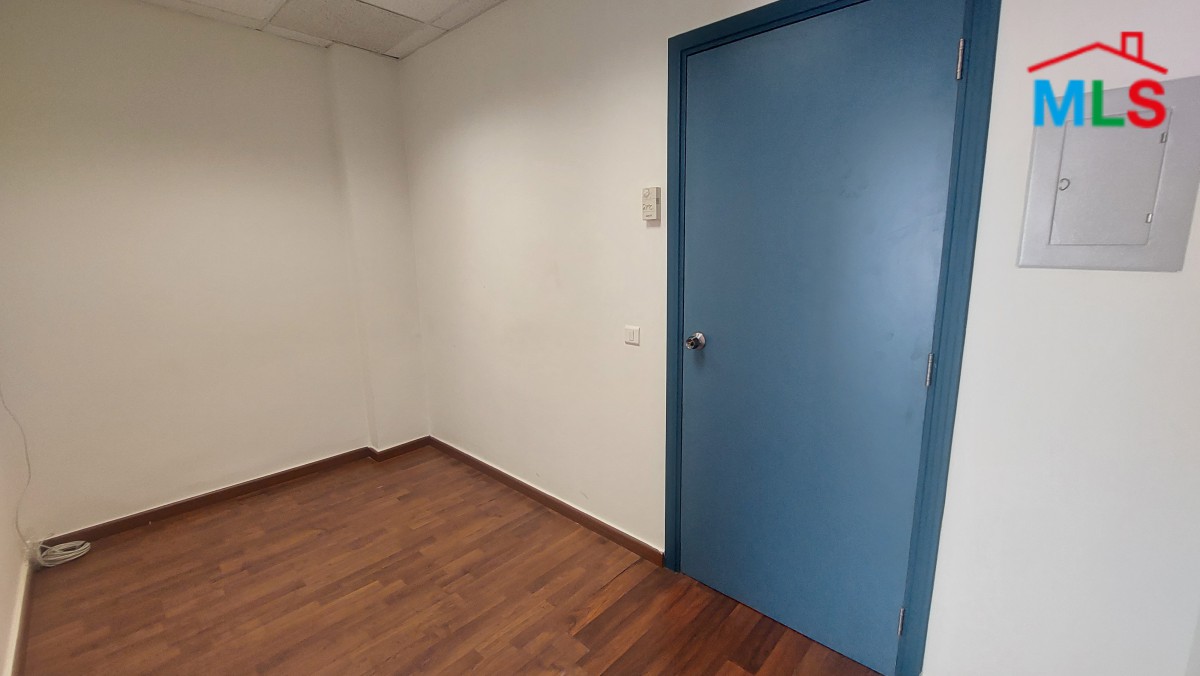 30 SQM Office for Rent in a Commercial Center in Down Town