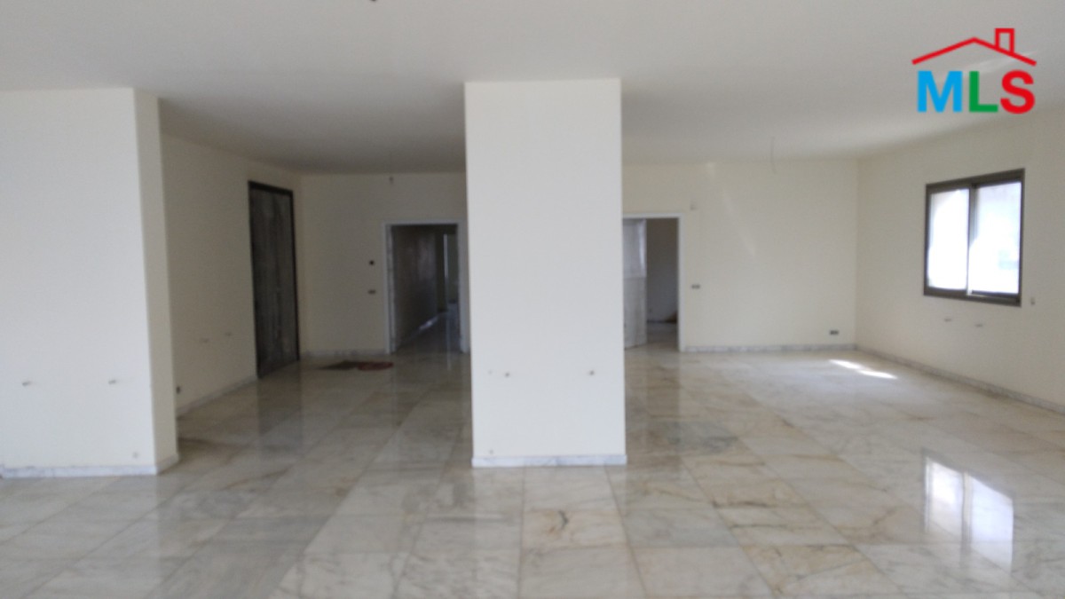 Spacious Office for Rent in Aoukar