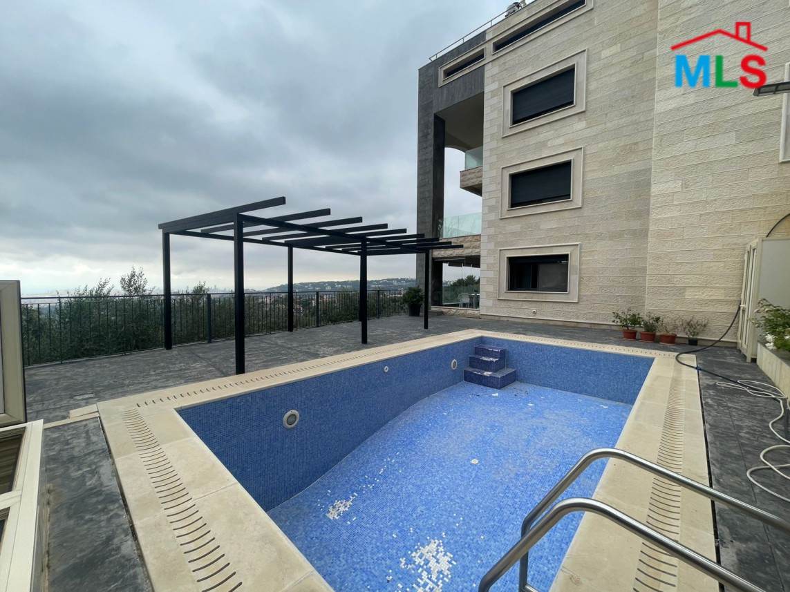 Villa With Sea View For Sale in Aley