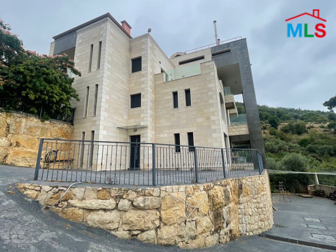Villa With Sea View For Sale in Aley