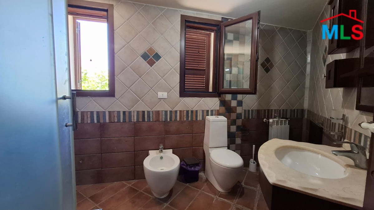 Villa With A Big Land For Sale in Laqlouq