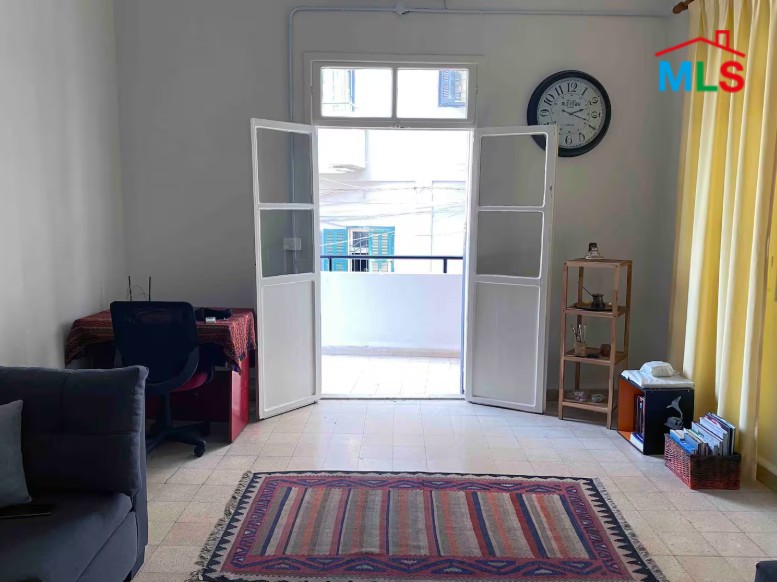 Nice 2-Bedroom Apartment For Sale in Achrafieh, Geitawi