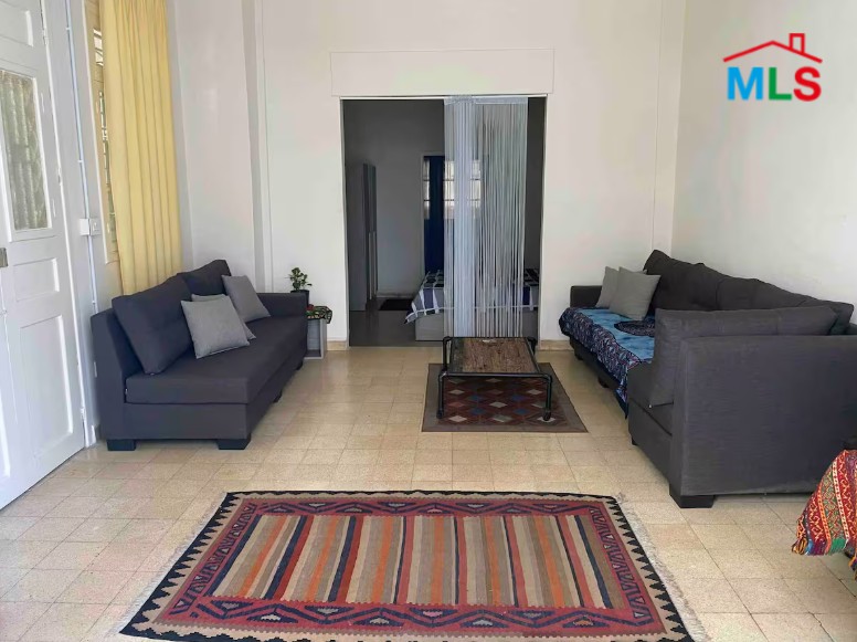 Nice 2-Bedroom Apartment For Sale in Achrafieh, Geitawi