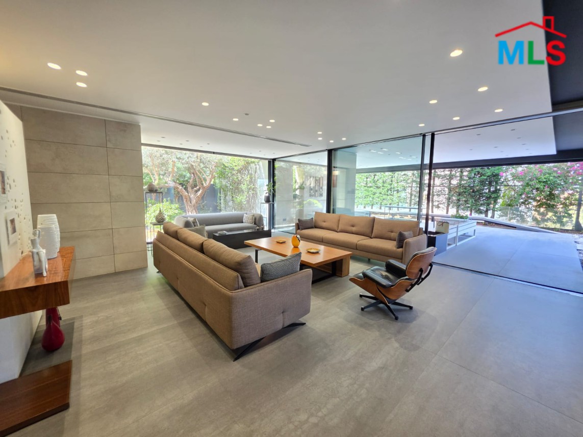Luxury Living! Apartment with Garden & Terrace For Sale in Montverde