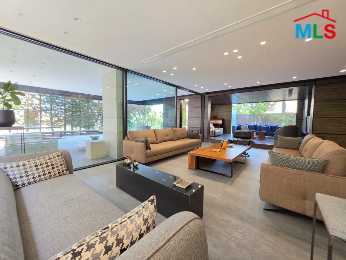 Luxury Living! Apartment with Garden & Terrace For Sale in Montverde