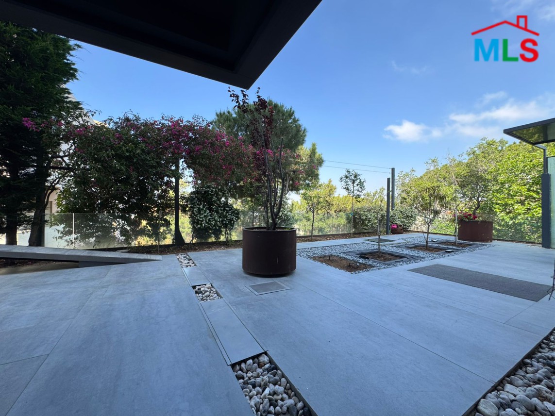 Luxury Living! Apartment with Garden & Terrace For Sale in Montverde