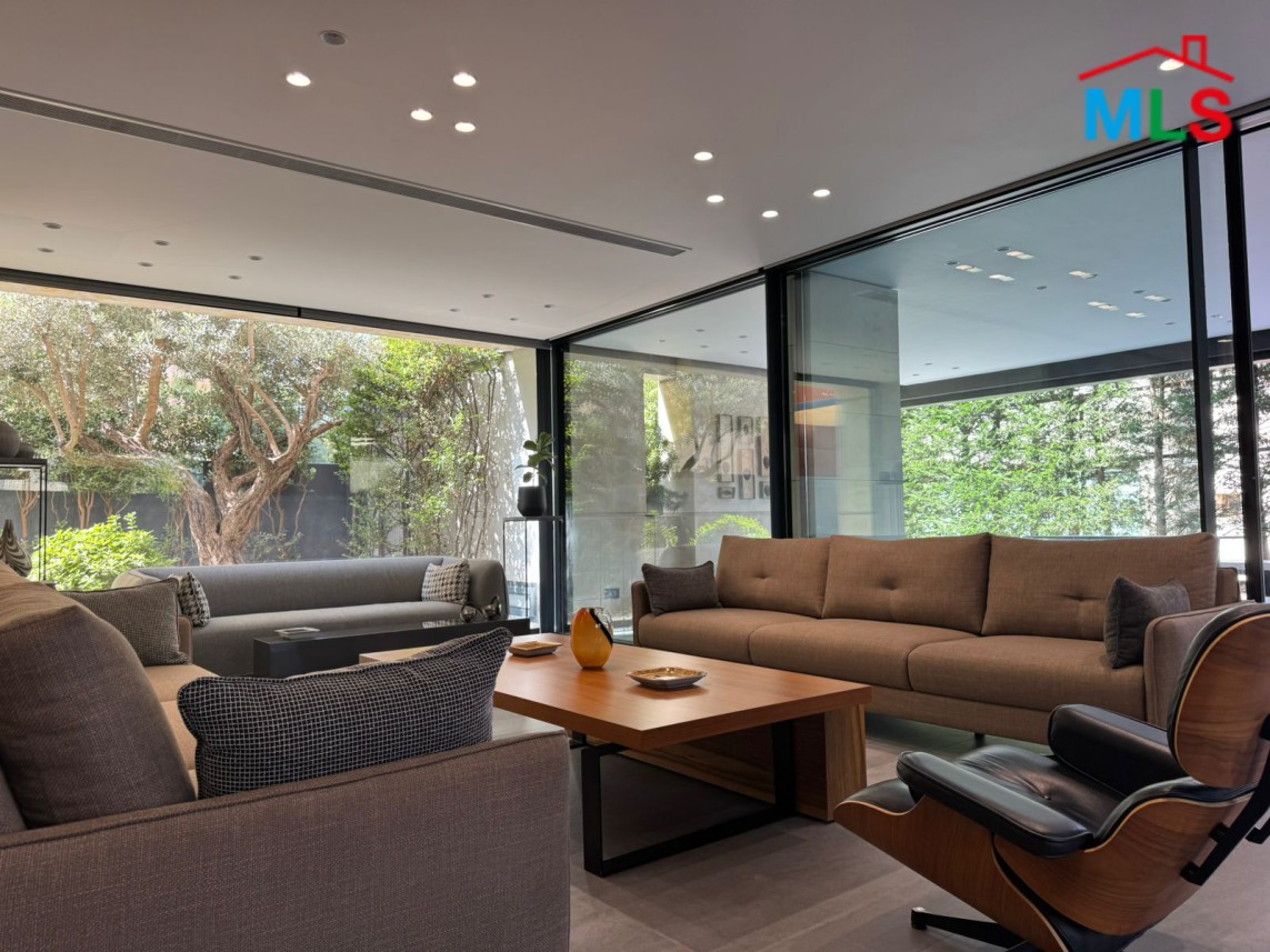 Luxury Living! Apartment with Garden & Terrace For Sale in Montverde