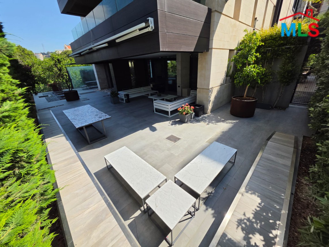 Luxury Living! Apartment with Garden & Terrace For Sale in Montverde