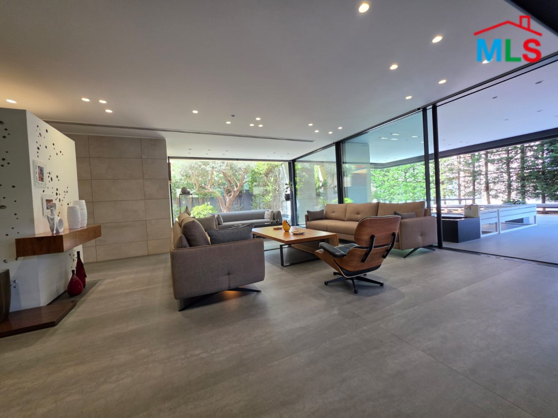 Luxury Living! Apartment with Garden & Terrace For Sale in Montverde