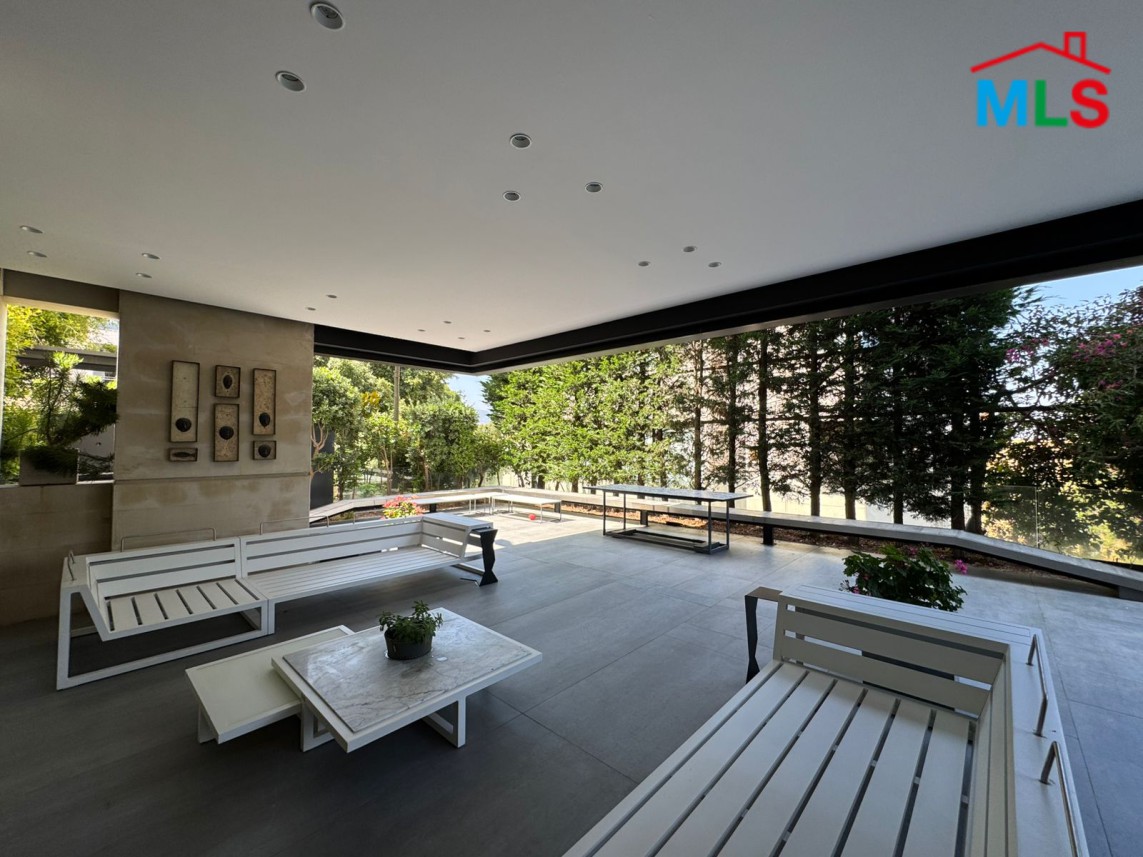 Luxury Living! Apartment with Garden & Terrace For Sale in Montverde