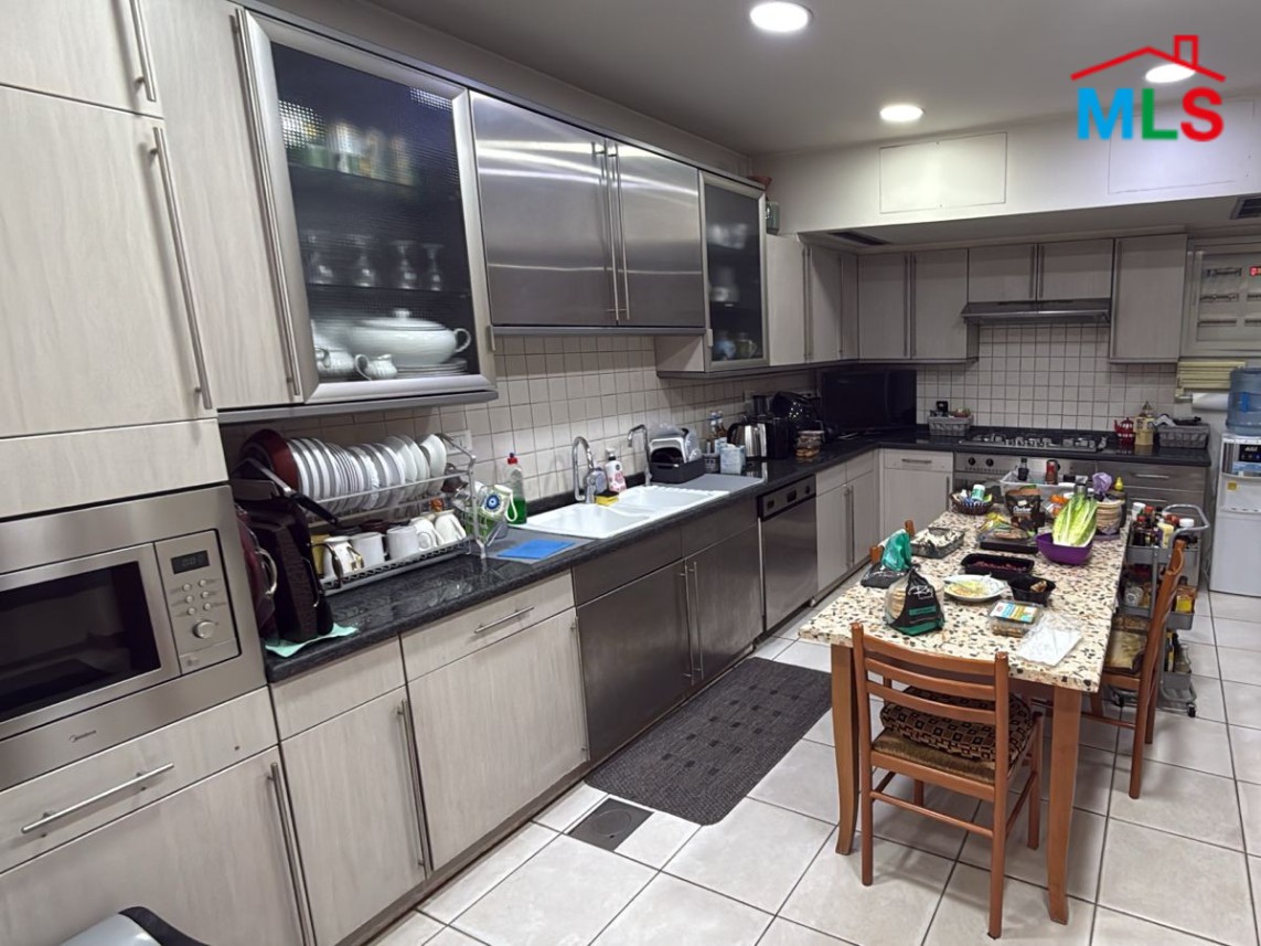 Penthouse with Sea View For Sale in Manara, Ras Beirut