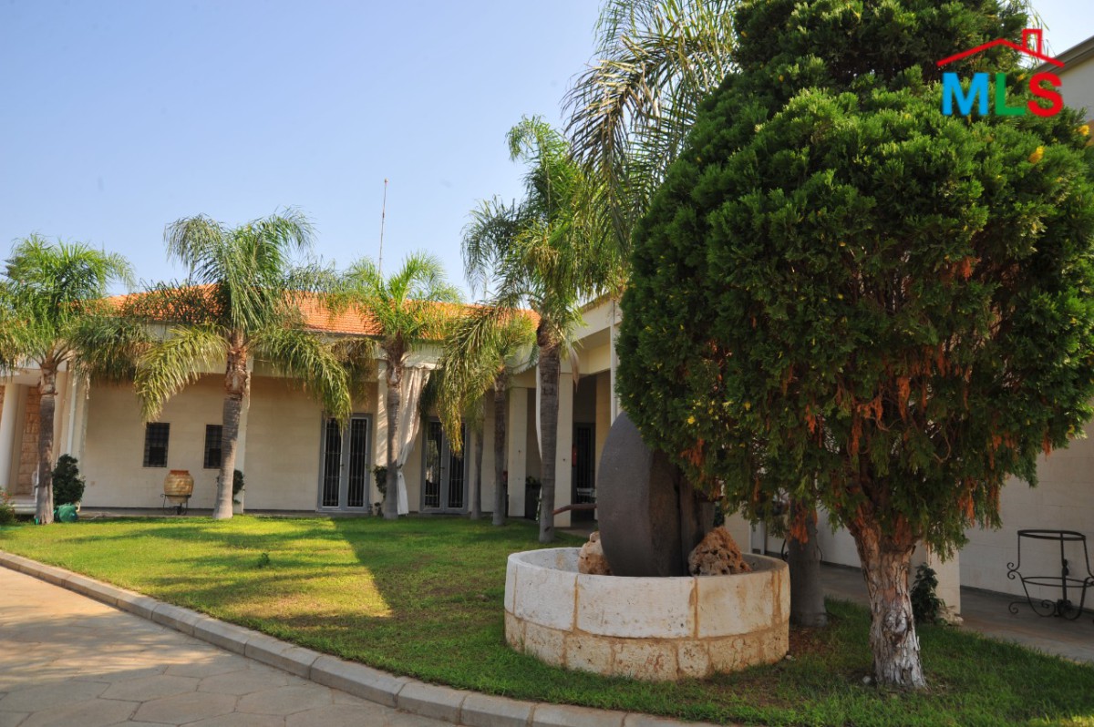 Amazing Luxurious Castle with Garden & Pool For Sale in Batroun, Wajeh El Hajar