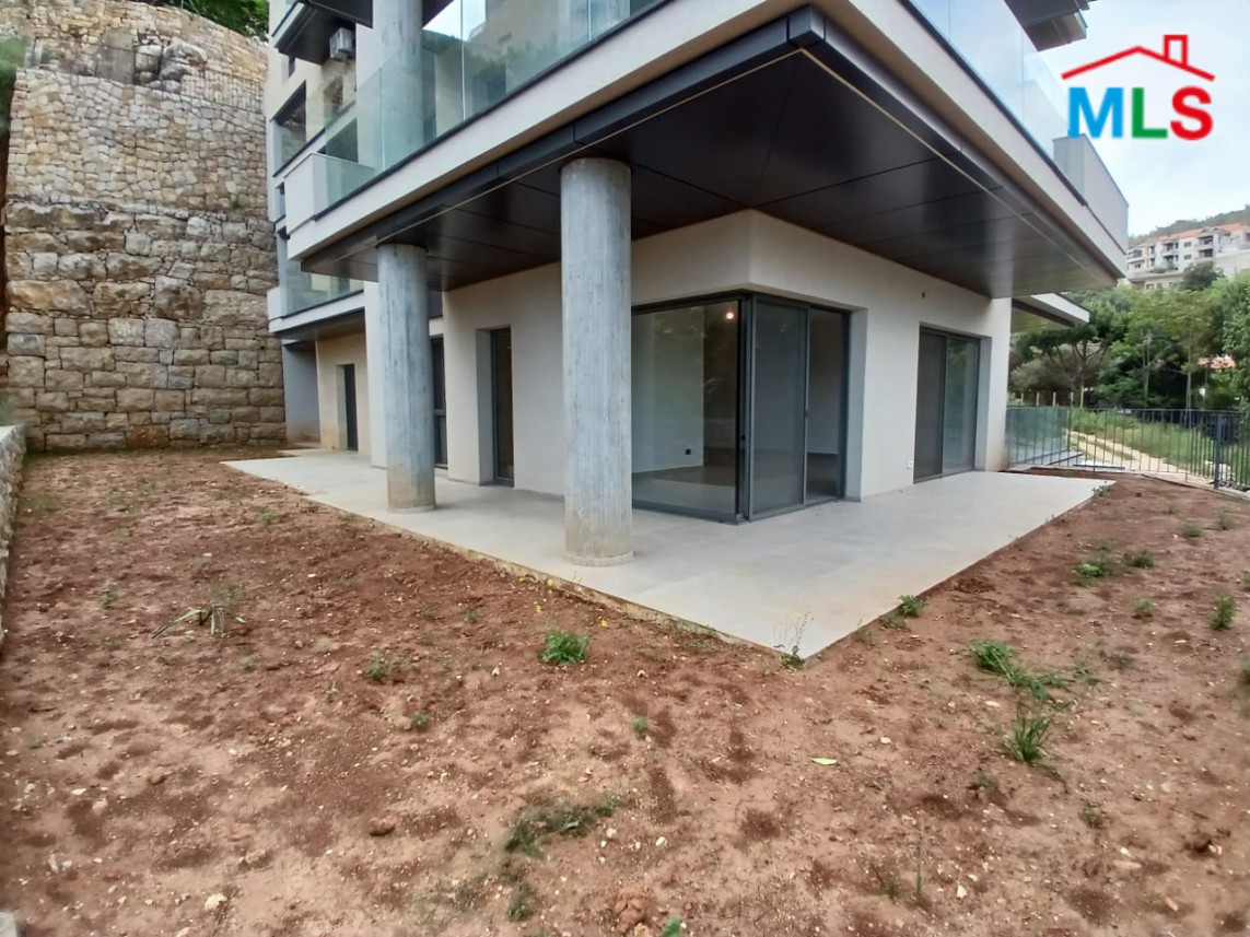 High-End Apartment with Sea and Mountain View For Sale in Roumie