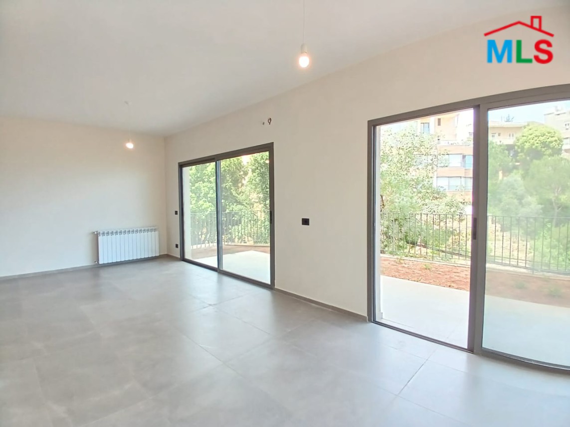 High-End Apartment with Sea and Mountain View For Sale in Roumie