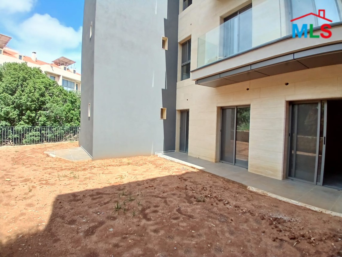 High-End Apartment with Sea and Mountain View For Sale in Roumie