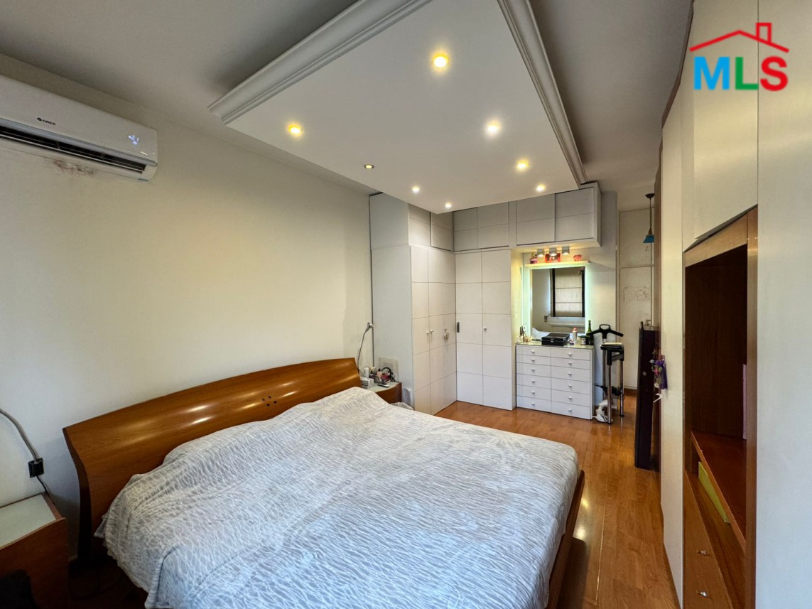 Spacious Apartment with Sea View For Sale in Caracas, Ras Beirut